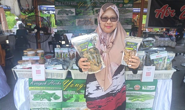 Kerepek daun kaduk ibu tunggal dapat permintaan