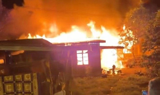 Lapan sekeluarga tinggal sehelai sepinggang, dua rumah hangus di Kuala Terengganu