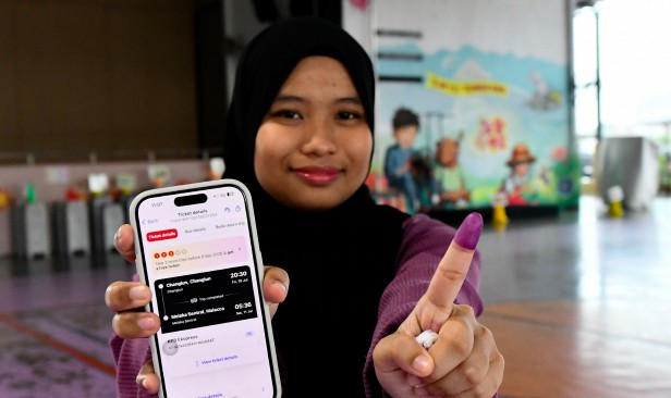 PRN Johor: 12 jam penuntut naik bas dari Perlis, transit di Melaka demi pulang mengundi kali pertama