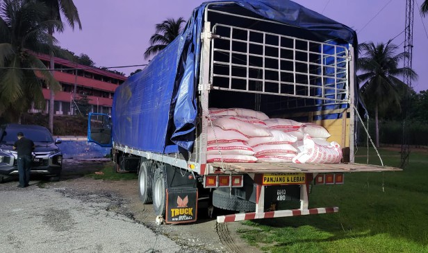 Polis rampas 15 tan beras seludup, tahan pemandu lori
