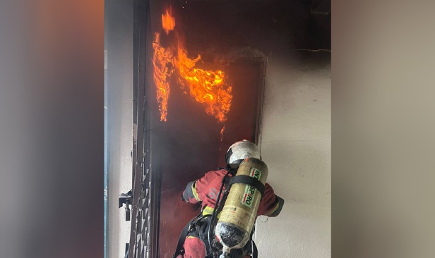 Bomba selamatkan dua kanak-kanak terperangkap dalam kebakaran apartmen