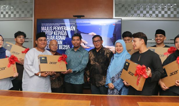 Tujuh pelajar asnaf UiTM terima sumbangan komputer riba