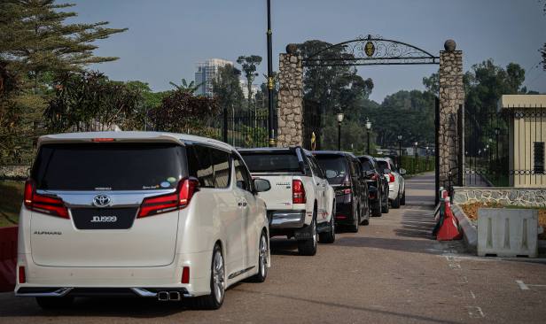 Kenderaan bawa bakal EXCO mula tiba di Istana Bukit Serene