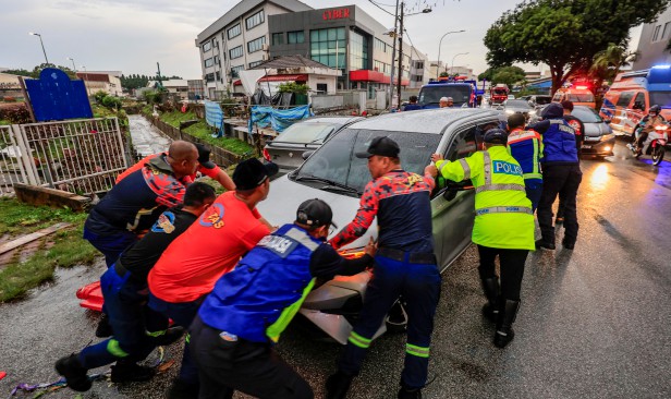 Hujan lebat cetus banjir kilat di 8 lokasi sekitar PJ