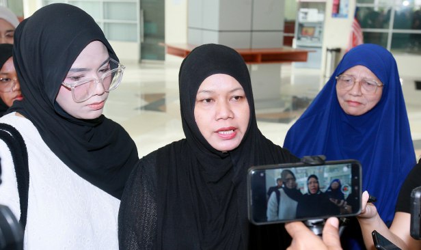 Dirempuh kereta pemandu didakwa mabuk: 'Anak parah masih koma, alami pendarahan di kepala' - Ibu mangsa harap anak dapat keadilan