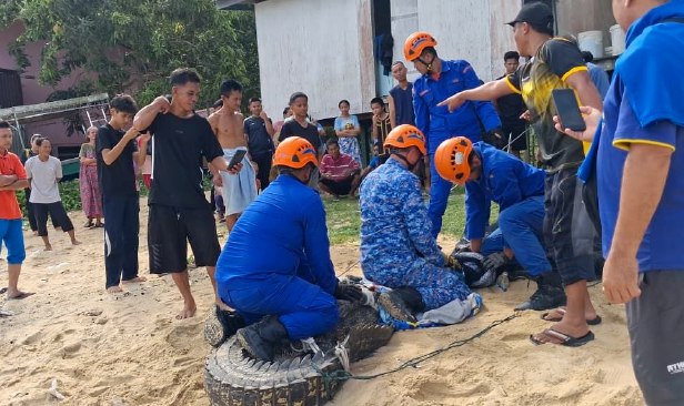 Penduduk kampung bantu tangkap buaya 300kg timbul dekat DUN Sabah