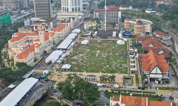 Sorak bola, tinggal sampah di Dataran Merdeka