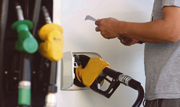 Kenapa kerajaan tak boleh turunkan harga minyak sewenang-wenangnya, ini penjelasan PM