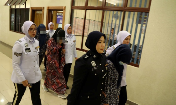 3 gadis didakwa 'merempit' dengan aksi 'superman', 2 remaja mengaku bersalah