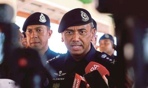 PRNNS: Warga emas ditahan selepas tular video cabut bendera parti politik