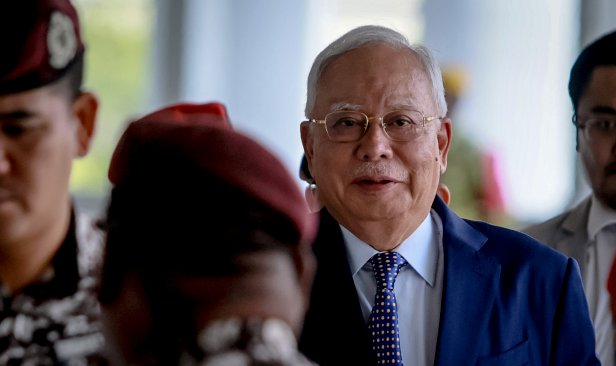 Najib selesai jalani prosedur koronari, berada dalam keadaan baik - Peguam