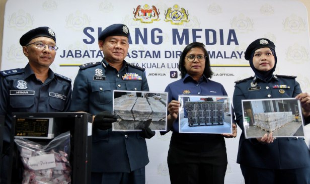 Kastam rampas 72 server mengandungi AI canggih, cecair vape dadah bernilai RM54.1 juta di KLIA