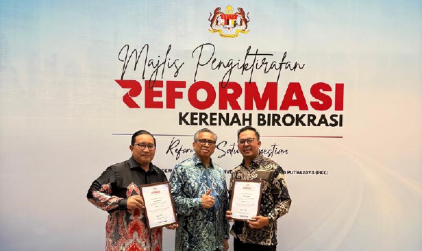 Pengarang, wartawan BH rangkul  Anugerah Pertandingan Liputan Media Reformasi Kerenah Birokrasi