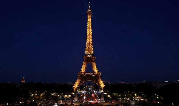 Lelaki panjat Menara Eiffel, gantung bendera AS sempena ulang tahun ke-250 kemerdekaan