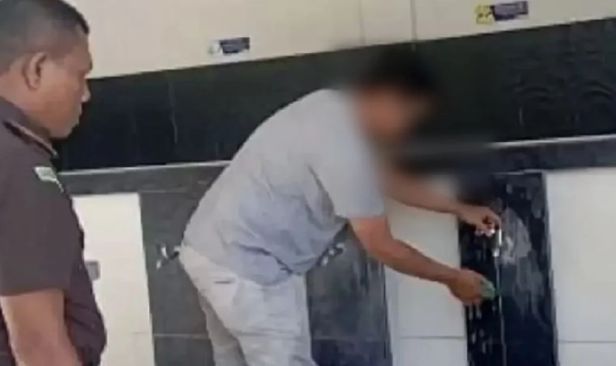 Abai anak: Lelaki dihukum cuci masjid 100 jam