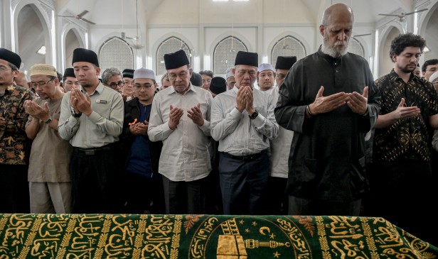 Jenazah Syed Muhammad Naquib Al-Attas selamat dikebumikan