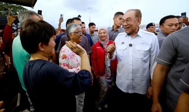 Anwar umum geran tahunan KRT naik daripada RM6,000 kepada RM10,000