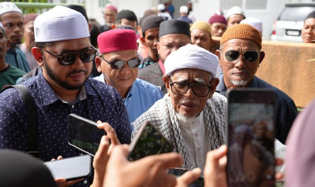 'Persefahaman PN-BN bukan wayang' - Hadi Awang