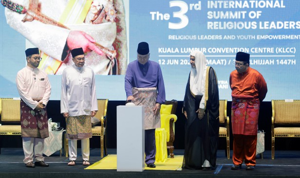 AI, maklumat palsu, fahaman ekstremisme kini ancaman terbesar pengaruhi pemikiran golongan muda - Sultan Nazrin