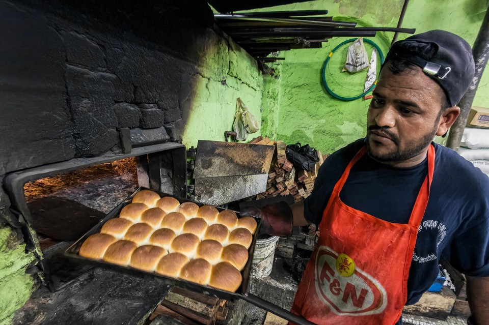 Hiap Joo Bakery kekal guna ketuhar kayu api selepas lebih 100 tahun