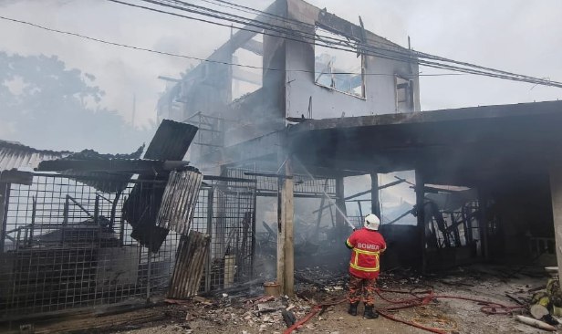 Rumah 2 tingkat di Jitra musnah terbakar disyaki akibat perbuatan khianat