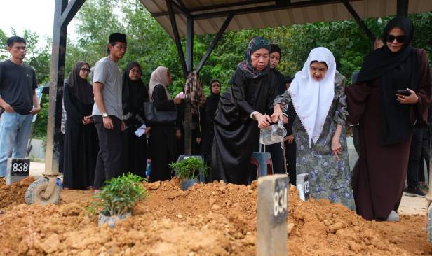 Jenazah pemain dram kumpulan Meditasi selamat disemadikan