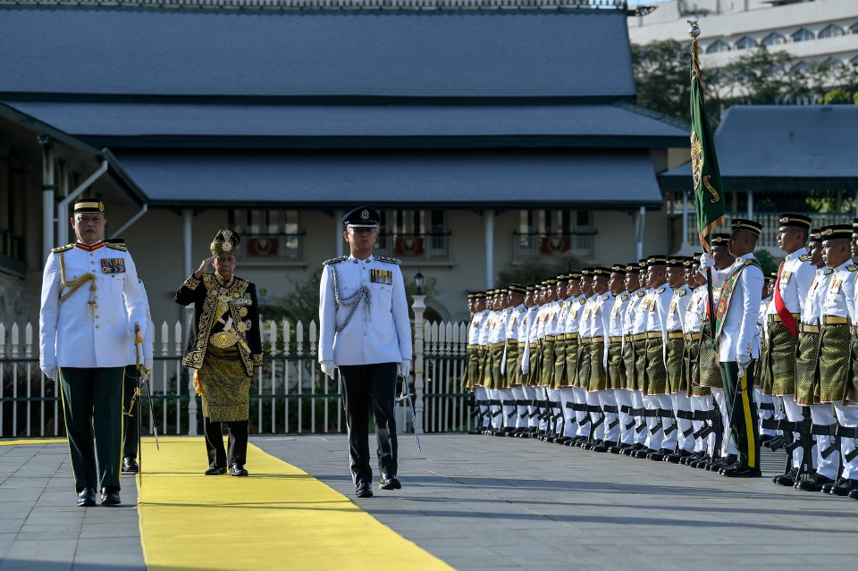 Sultan Kedah berangkat ke istiadat perbarisan kehormatan sempena Ulang Tahun Hari Keputeraan ke-84