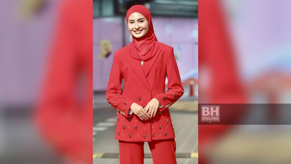 Wany Hasrita pakai sarung tangan jaga batas bukan mahram