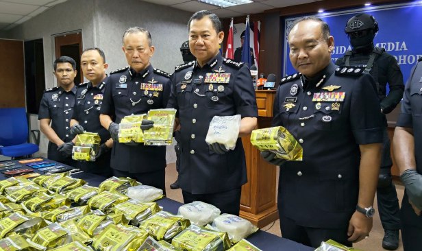 Polis Johor rampas dadah RM3.04 juta, tahan 8 lelaki termasuk remaja jadi transporter sindiket