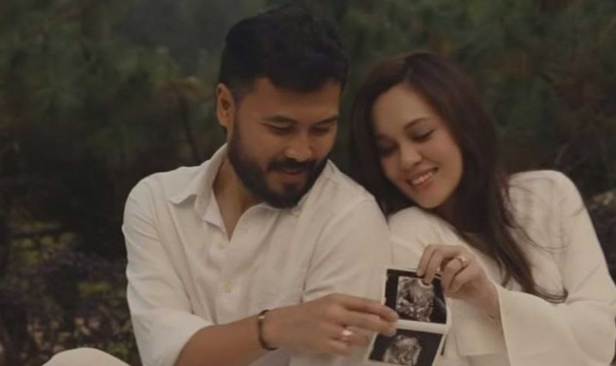 Nelydia Senrose hamil anak pertama