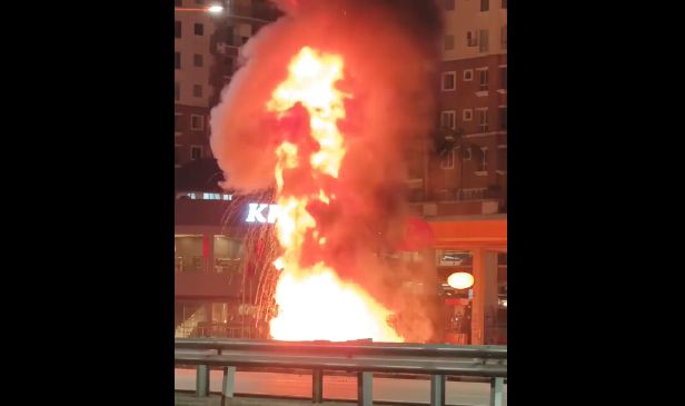 [VIDEO] Papan tanda harga stesen minyak tepi lebuh raya di Sungai Besi terbakar