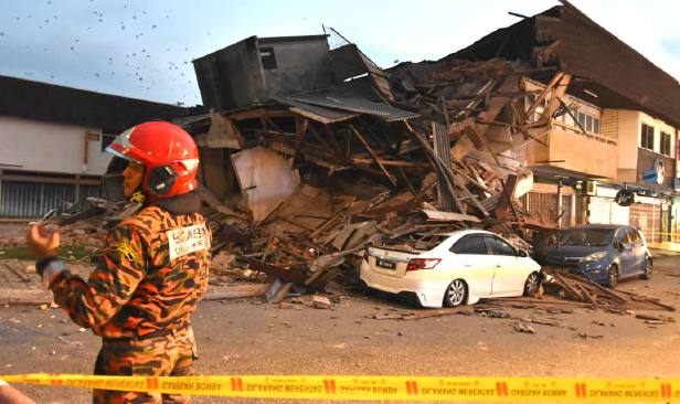 Struktur bangunan tak stabil, bomba tangguh masuk kawasan kedai runtuh