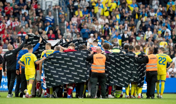 Eriksen rebah ketika aksi persahabatan menentang Ukraine