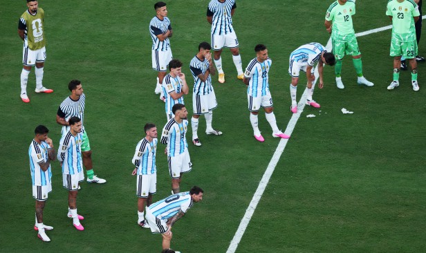 Martinez perjelas sebab pemain Argentina berpaling ketika Sepanyol angkat trofi