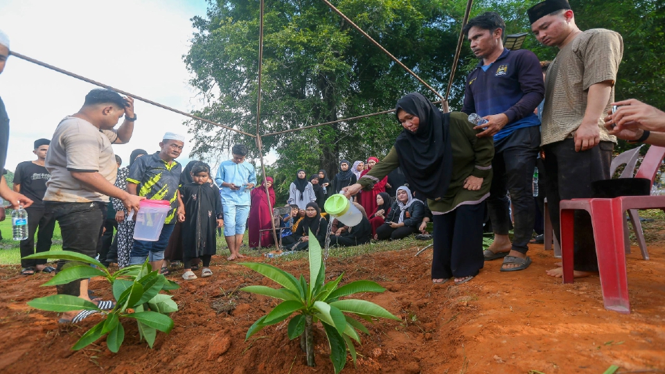 Kepala air: Jenazah Atikah, sepupu selamat dikebumi dalam satu liang