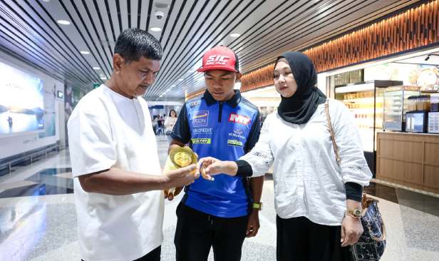 Ayah seperti menyerahkan saya kepada abang Fahmi - Hakim Danish