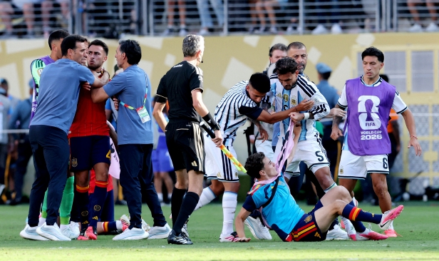 Paredes tak minta maaf, FIFA batal kad merah lepas aksi 'samseng' di final