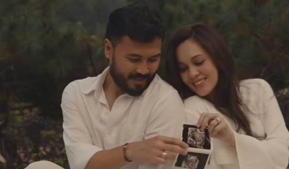 Nelydia Senrose hamil anak pertama