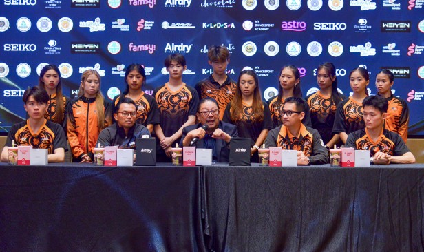 Skuad tarian buru dua emas Asia Tenggara
